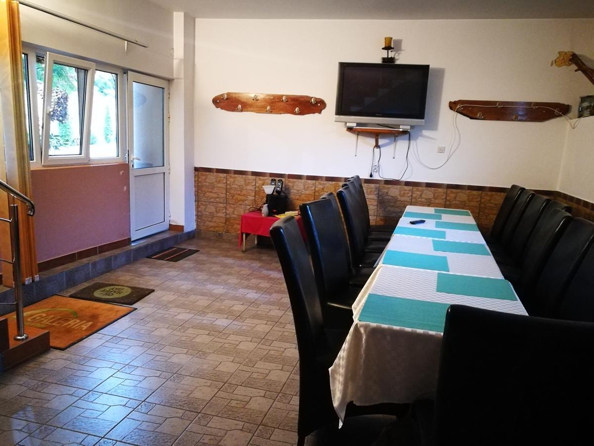 Novaci-Străini Pensiunea Remus酒店 外观 照片